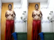Bhabhi Bathing and Shows Pussy